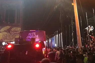 Thua tuyển Việt Nam, cổ động viên Indonesia chặn xe, đòi sa thải HLV McMenemy