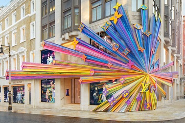 Từ vụ Ngân "Collagen" khoe thiệp Louis Vuitton, lộ cách hãng xa xỉ chăm VIP