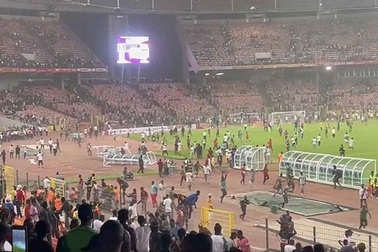 CĐV Nigeria đập phá kinh hoàng sau khi đội nhà mất vé dự World Cup