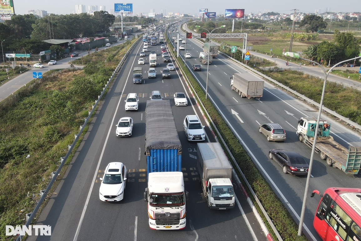 Hàng vạn người rời Hà Nội về quê trong ngày làm việc cuối cùng năm Tân Sửu - 3 Hàng vạn người rời Hà Nội về quê trong ngày làm việc cuối cùng năm Tân Sửu - 3