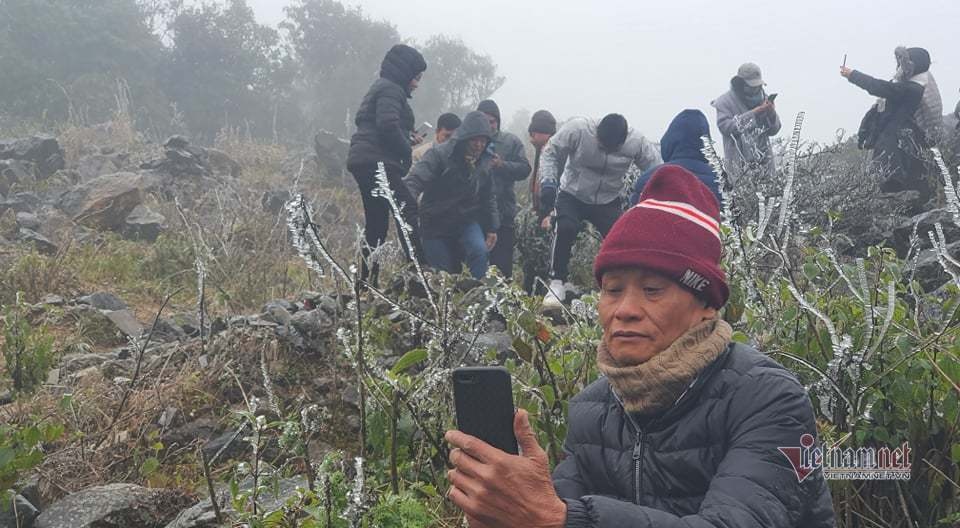 Trăm người co ro đi xem băng tuyết, đèo Ô Quy Hồ ùn dài 2 ngày liên tiếp - 6 Trăm người co ro đi xem băng tuyết, đèo Ô Quy Hồ ùn dài 2 ngày liên tiếp - 6