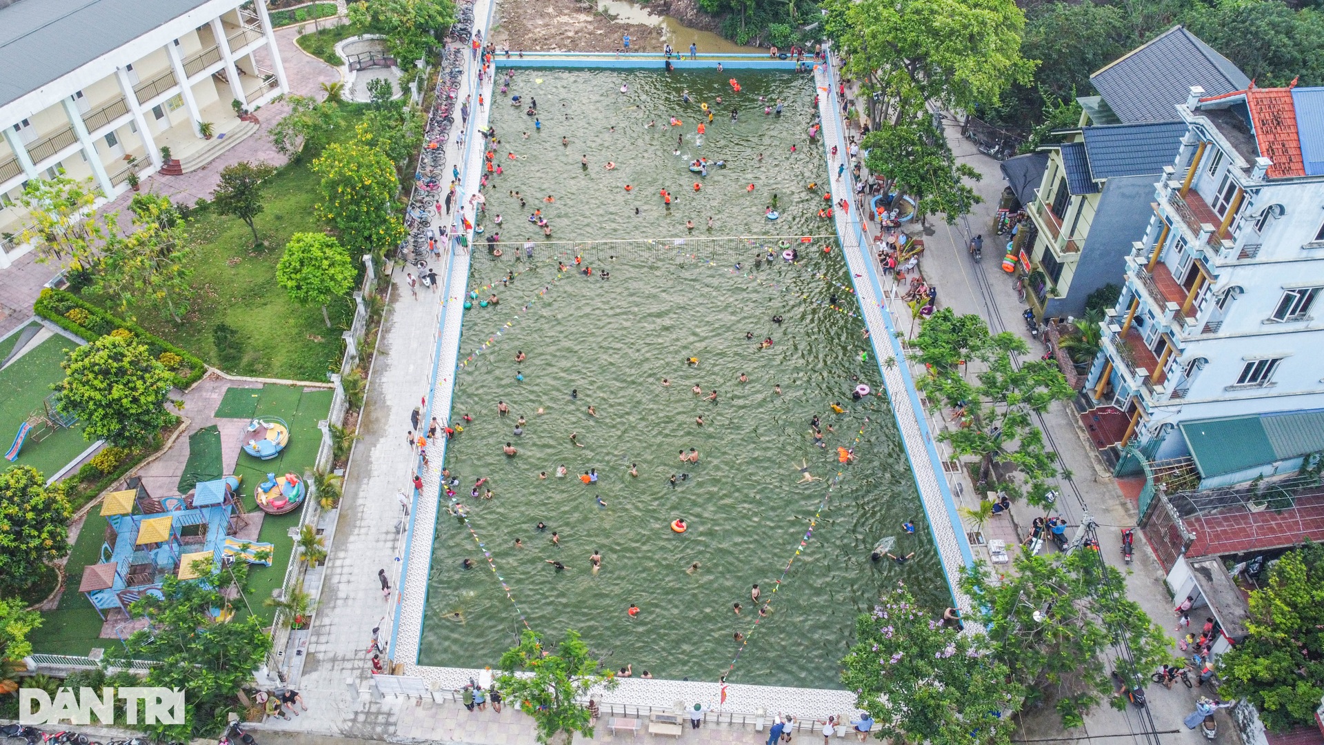 Hà Nội: Người dân ủng hộ 1,3 tỷ đồng biến ao làng thành ao bơi rộng 1.100m2 - 1 Hà Nội: Người dân ủng hộ 1,3 tỷ đồng biến ao làng thành ao bơi rộng 1.100m2 - 1