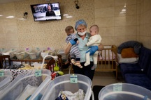 Những em bé được đẻ thuê "mắc kẹt", trốn bom đạn dưới hầm ở Ukraine