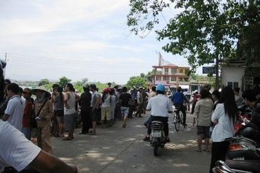 Hàng trăm người quây kín bờ sông xem vớt xác chết