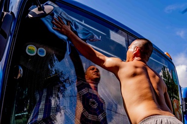 Tài xế, phụ xe hãi hùng kể lại 4 tháng sống trên xe buýt ở TPHCM