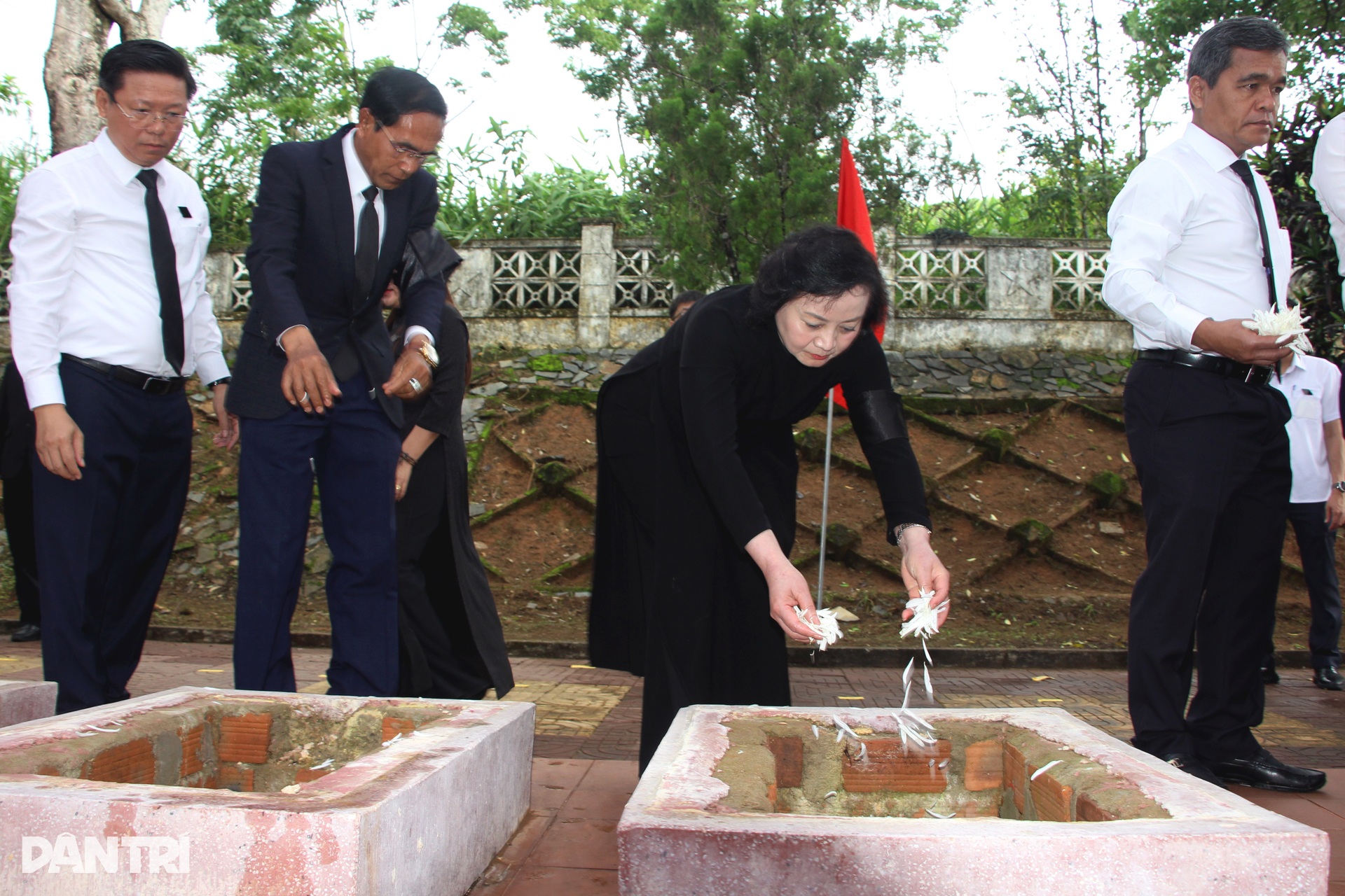 Hồi hương, an táng trọng thể 16 liệt sĩ hy sinh tại Lào và Campuchia - 10 Hồi hương, an táng trọng thể 16 liệt sĩ hy sinh tại Lào và Campuchia - 10