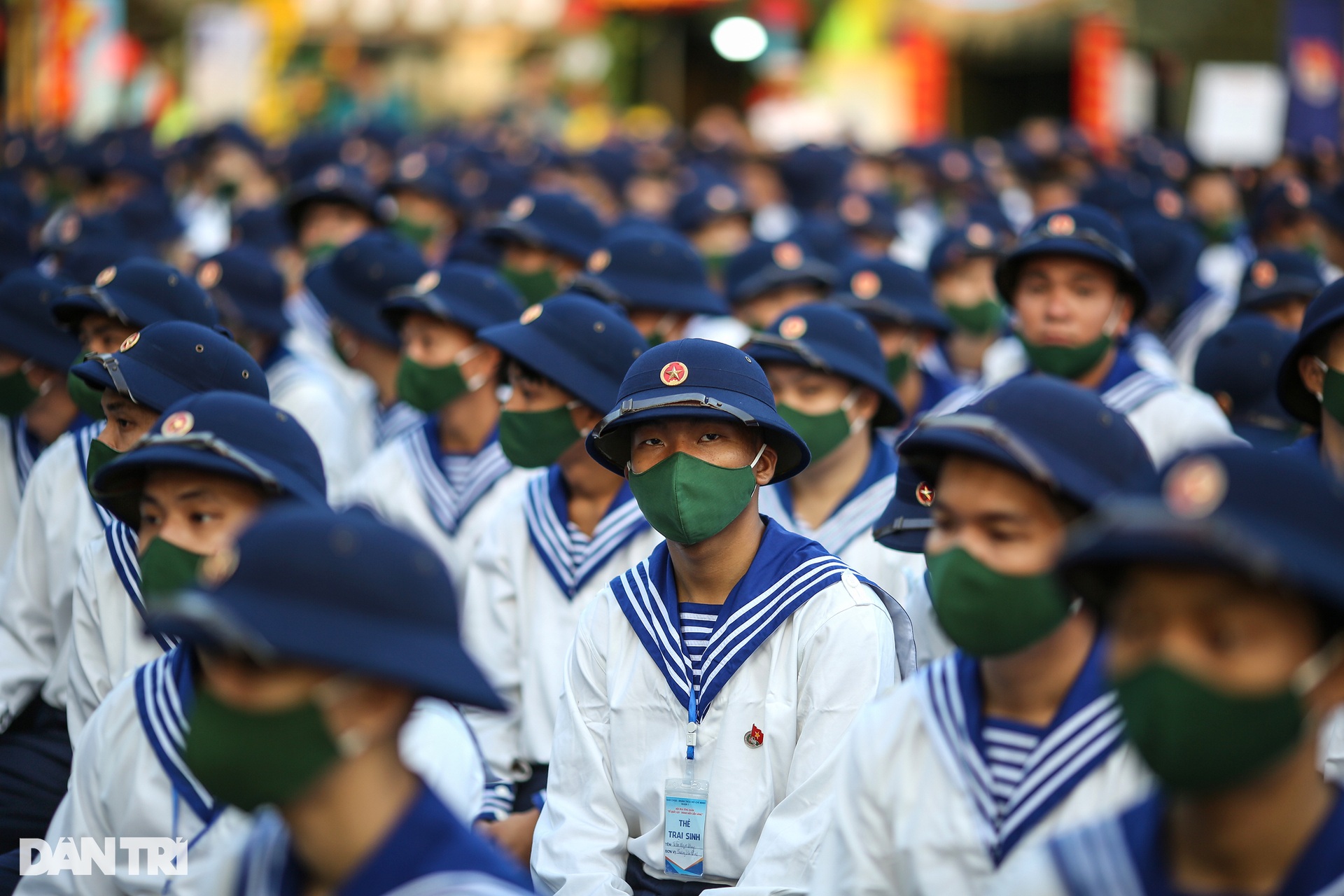 Người thân cầm bảng tìm con giữa hàng nghìn tân binh nhập ngũ ở TPHCM - 1 Người thân cầm bảng tìm con giữa hàng nghìn tân binh nhập ngũ ở TPHCM - 1