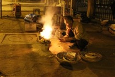 Trắng đêm theo chân người nghèo kiếm tiền sắm Tết