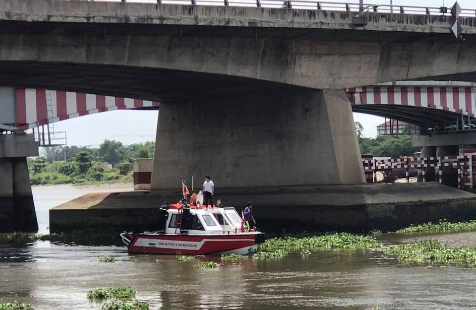Ca nô cứu hộ xuyên đêm tìm kiếm người nhảy cầu - 1 Ca nô cứu hộ xuyên đêm tìm kiếm người nhảy cầu - 1