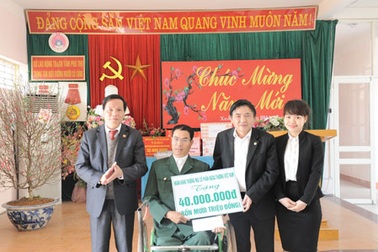 Vietcombank trao tặng quà Tết tại tỉnh Phú Thọ