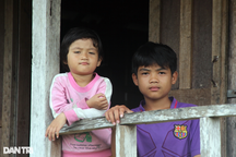 Ước mơ được đến lớp học của 2 đứa trẻ mồ côi cha