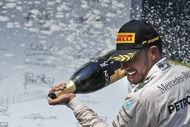 Lewis Hamilton đánh bại Nico Rosberg ngay ở góc cua đầu tiên