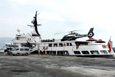 Du thuyền hạng sang “cõng” trực thăng cập cảng Sông Hàn
