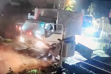 Tài xế xe tải suýt trả giá đắt vì vượt đường sắt khi chắn đã hạ