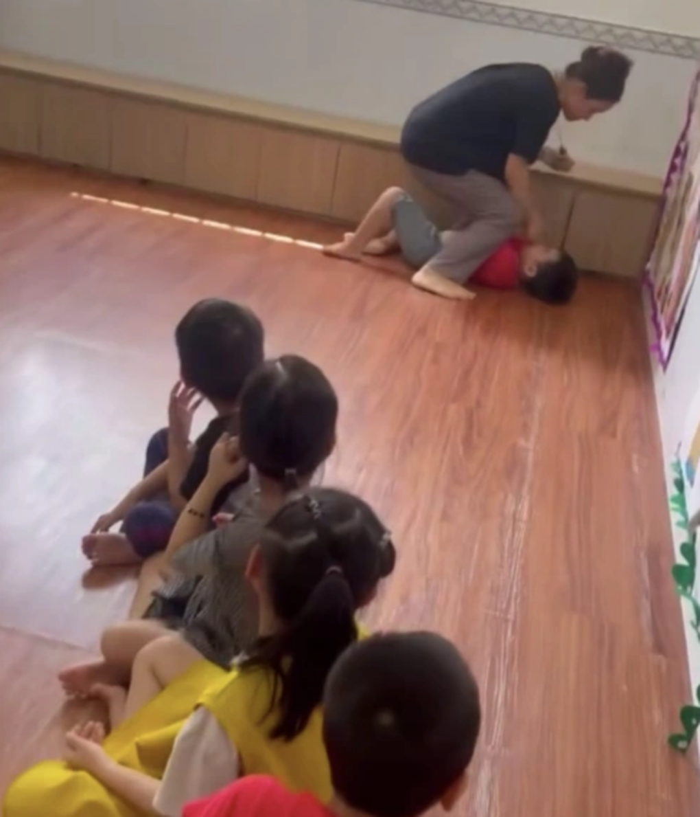 Chủ nhóm lớp mầm non nói gì về việc đánh, ngồi đè lên bụng trẻ ép ăn? - 1 Chủ nhóm lớp mầm non nói gì về việc đánh, ngồi đè lên bụng trẻ ép ăn? - 1
