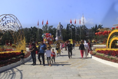 Quảng Trị:  Công viên trung tâm TP Đông Hà rực rỡ trước thềm Xuân