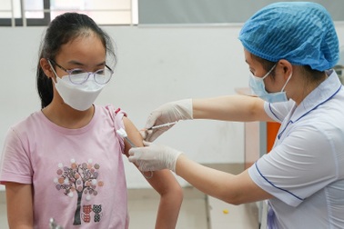 Những trẻ dưới 12 tuổi đầu tiên ở Hà Nội được tiêm vaccine phòng Covid-19
