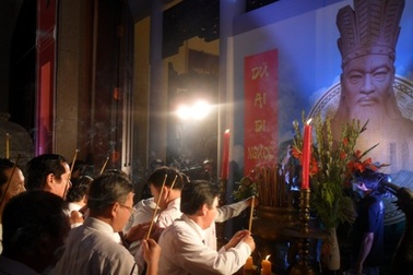 Lãnh đạo và nhiều người dân đến dâng hương Quốc Tổ