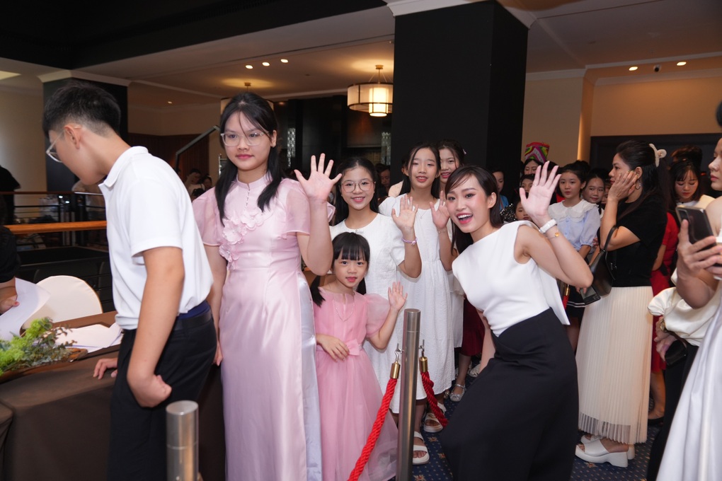 MC Ngân Hà truyền cảm hứng cho các MC nhí - 3 MC Ngân Hà truyền cảm hứng cho các MC nhí - 3