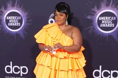 Lizzo xách túi sành điệu nhỏ xíu