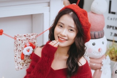 Cô giáo mầm non tương lai diện đồ xinh xắn chụp ảnh đón Giáng sinh