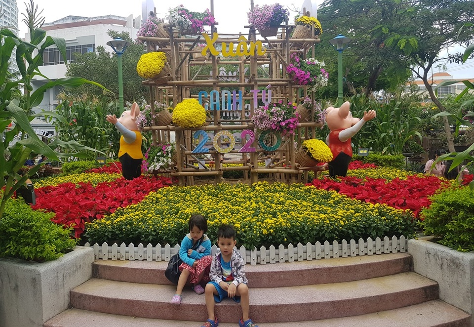 Nha Trang: Công viên bờ biển ngập sắc hoa, người dân náo nức du xuân sớm - 6 Nha Trang: Công viên bờ biển ngập sắc hoa, người dân náo nức du xuân sớm - 6
