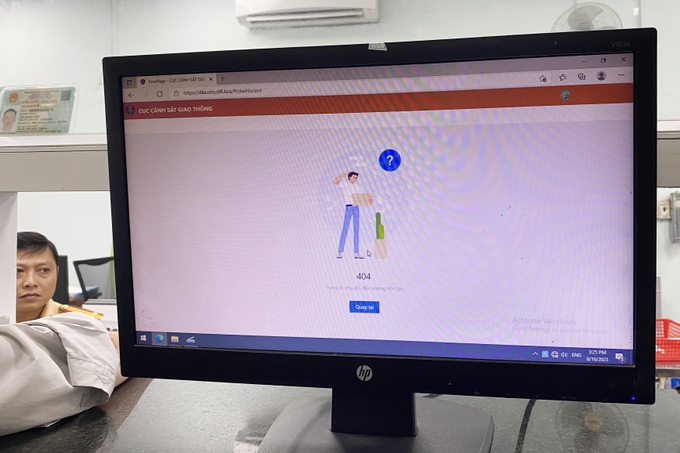 Người dân TPHCM vật vã làm giấy đăng ký xe vì nghẽn mạng - 2 Người dân TPHCM vật vã làm giấy đăng ký xe vì nghẽn mạng - 2