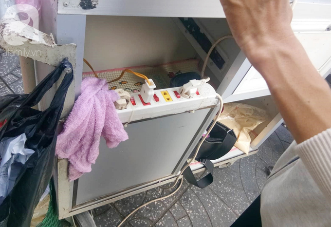 hình ảnh mới nhất của bé gái nằm ngoan dưới hộc tủ bú sữa bình, phía trên mẹ tất bật bán bánh mưu sinh - Ảnh 4. hình ảnh mới nhất của bé gái nằm ngoan dưới hộc tủ bú sữa bình, phía trên mẹ tất bật bán bánh mưu sinh - Ảnh 4.