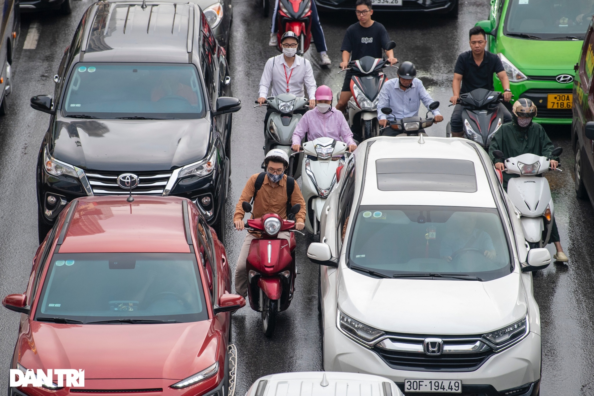 View - Hà Nội: Mưa ngập khắp nơi, ùn tắc nhiều đường, phố | Báo Dân trí