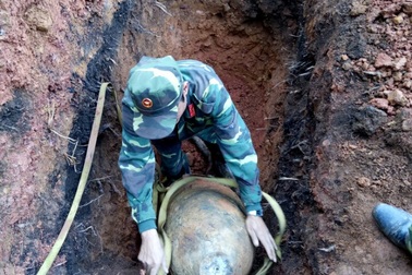 Nín thở xem công binh di dời, hủy nổ quả bom “khủng”