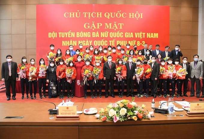 Chủ tịch Quốc hội Vương Đình Huệ tặng quà chúc mừng các nữ cầu thủ Đội tuyển Bóng đá nữ Việt Nam, Huấn luyện viên Mai Đức Chung; Bộ VHTT&DL; Liên đoàn Bóng đá Việt Nam và Đội tuyển U23 Việt Nam.