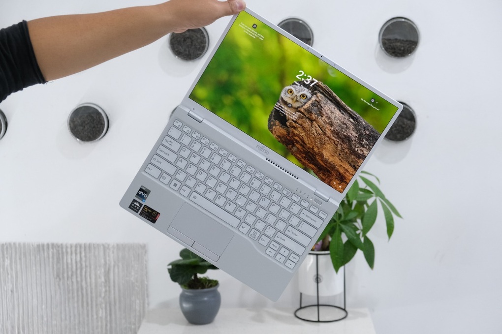 Notebook Fujitsu UH-X 2022 - Trợ lý cho người dùng 4.0 - 2 Notebook Fujitsu UH-X 2022 - Trợ lý cho người dùng 4.0 - 2
