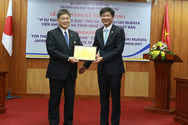 Trao Kỷ niệm chương “Vì sự nghiệp giáo dục” tới Giáo sư Hideyuki Murata