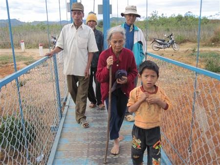 “Làng Dân trí” hạnh phúc qua cầu Khuyến học & Dân trí đi chơi Tết