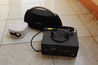 Bất chấp giãn cách xã hội, nhóm nam nữ tụ tập "bay lắc"