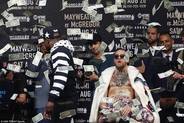 Mayweather ném tiền thật vào người McGregor