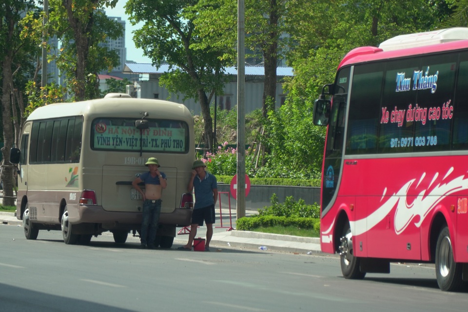 Nhìn từ trên cao nạn xe khách bất trị tại Hà Nội - 4 Nhìn từ trên cao nạn xe khách bất trị tại Hà Nội - 4