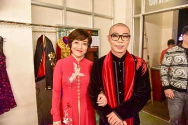 Thảo Vân khoác tay Công Lý đầy tình cảm ở hậu trường Táo Quân 2019