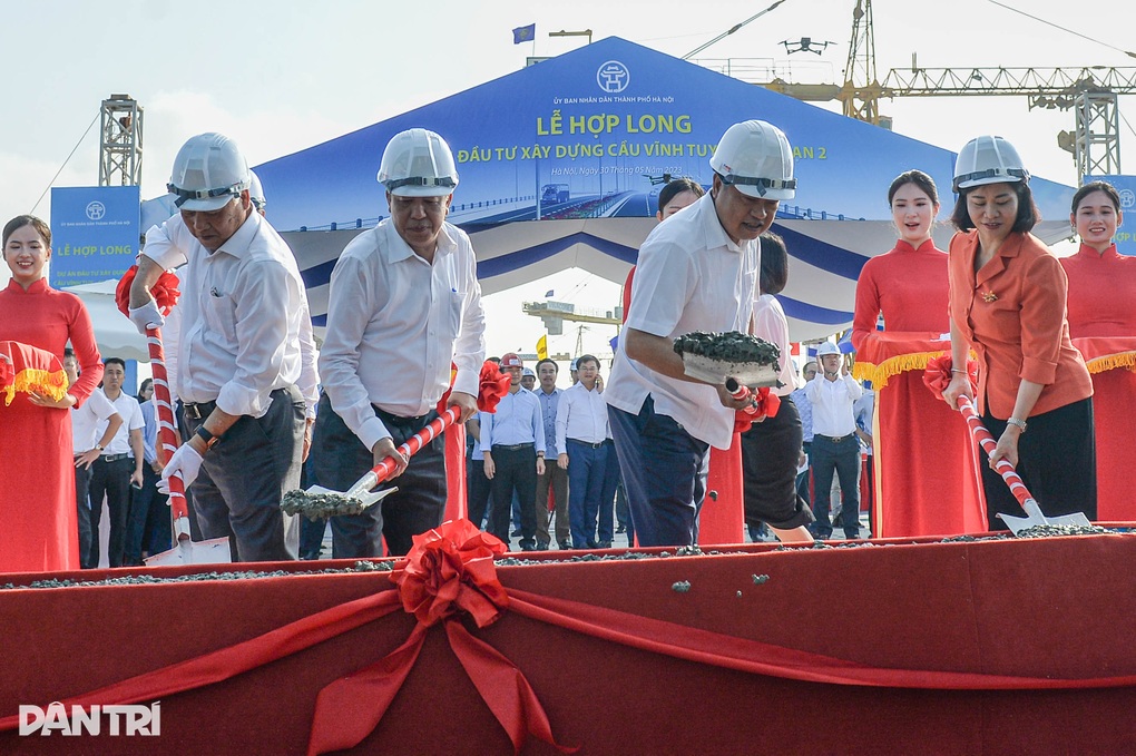 Đổ mẻ bê tông cuối cùng hợp long cầu Vĩnh Tuy 2 - 4 Đổ mẻ bê tông cuối cùng hợp long cầu Vĩnh Tuy 2 - 4