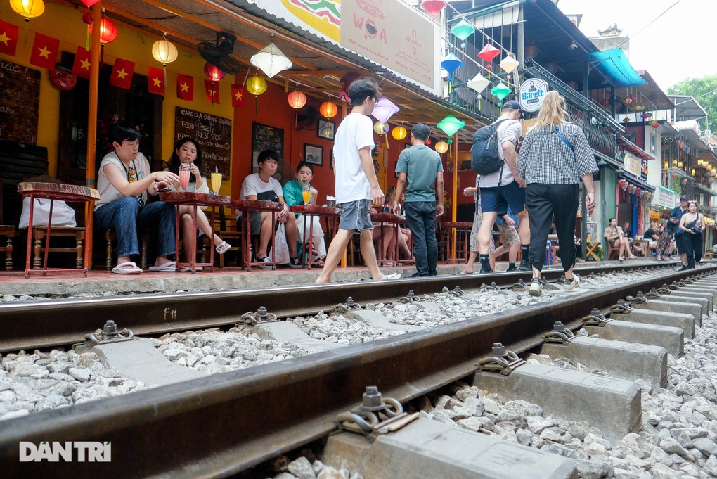 Xóm cà phê đường tàu đông như chưa có lệnh cấm, quận Hoàn Kiếm nói gì? - 4 Xóm cà phê đường tàu đông như chưa có lệnh cấm, quận Hoàn Kiếm nói gì? - 4