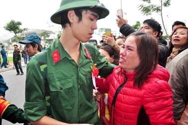 Giọt nước mắt bịn rịn trong ngày giao quân