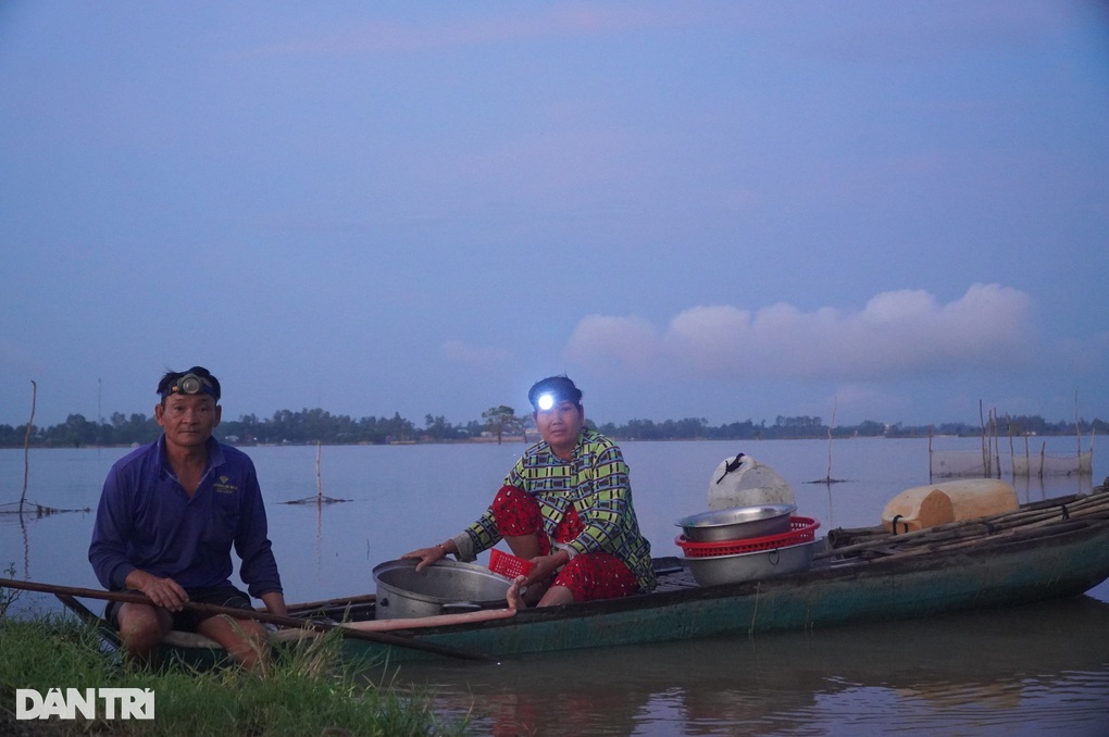 Mùa lũ buồn ở miền Tây, người dân kiếm vài ký cá làm mắm cũng khó - 2 Mùa lũ buồn ở miền Tây, người dân kiếm vài ký cá làm mắm cũng khó - 2