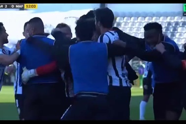 Pha ghi bàn đẳng cấp của thủ môn từ cự ly 100m