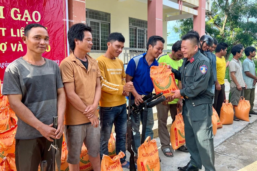 Công an Đắk Lắk đến các buôn làng phát động đổi gạo lấy vũ khí - 1 Công an Đắk Lắk đến các buôn làng phát động đổi gạo lấy vũ khí - 1