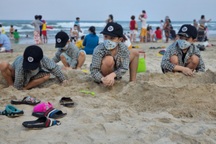 Biển Đà Nẵng đông nghịt người dịp lễ Giỗ Tổ Hùng Vương