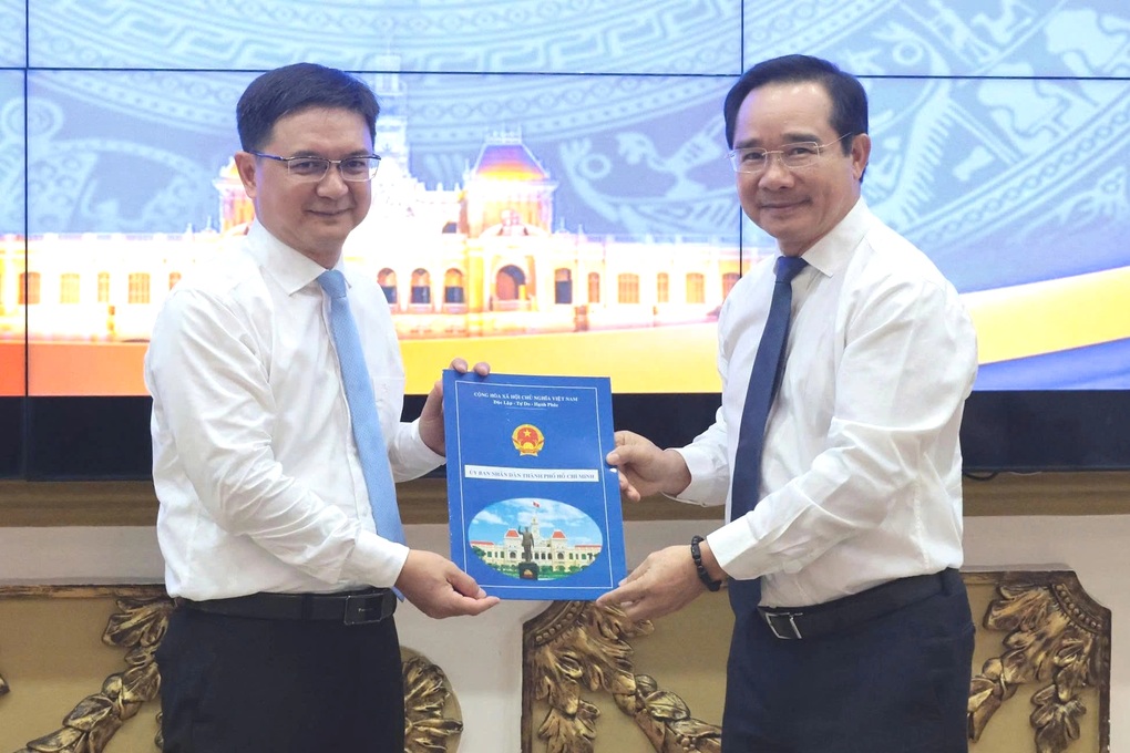 Ông Nguyễn Mạnh Cường nhận quyết định phê chuẩn làm Phó chủ tịch UBND TPHCM - 1 Ông Nguyễn Mạnh Cường nhận quyết định phê chuẩn làm Phó chủ tịch UBND TPHCM - 1