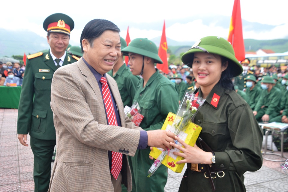 Huế: Nữ tân binh duy nhất trong số hơn 1.300 thanh niên nhập ngũ - 1 Huế: Nữ tân binh duy nhất trong số hơn 1.300 thanh niên nhập ngũ - 1