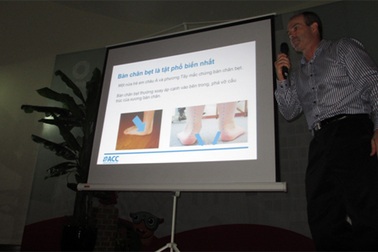 Cùng bác sỹ Wade Brackenbury giải đáp băn khoăn về điều trị bàn chân bẹt ở trẻ