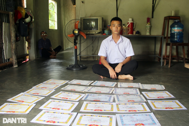 Nam sinh ước mỗi tháng có được thùng mì tôm để bám con chữ