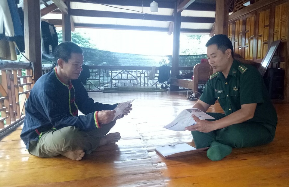 Người truyền lửa cho đồng bào Khơ Mú ở bản Đoàn Kết - 2 Người truyền lửa cho đồng bào Khơ Mú ở bản Đoàn Kết - 2